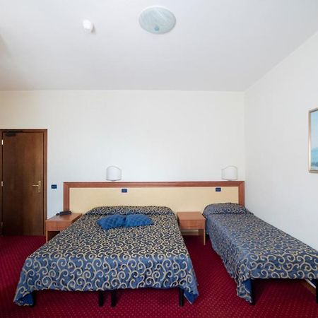 מונטפיאסקונה Hotel Italia & Lombardi מראה חיצוני תמונה