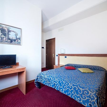 מונטפיאסקונה Hotel Italia & Lombardi מראה חיצוני תמונה