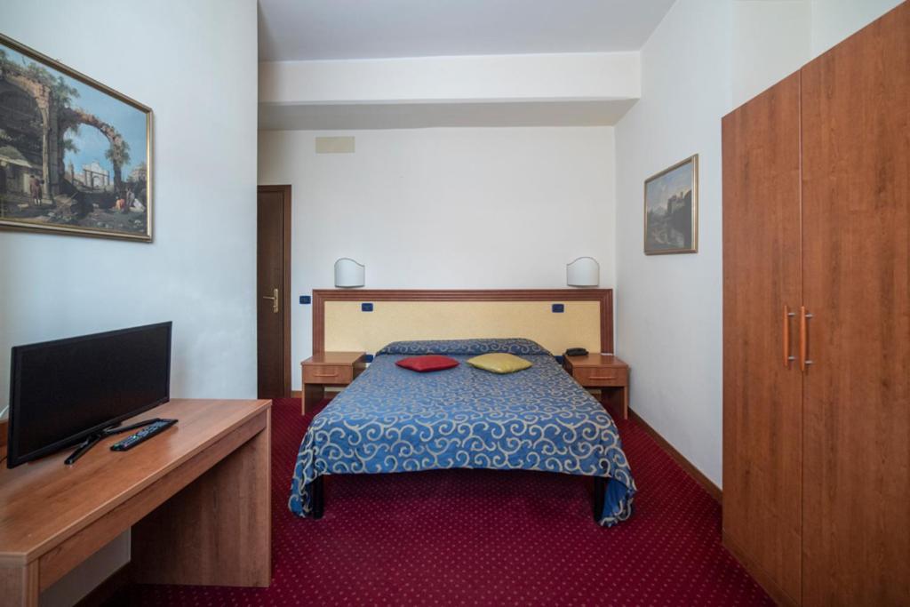 מונטפיאסקונה Hotel Italia & Lombardi מראה חיצוני תמונה