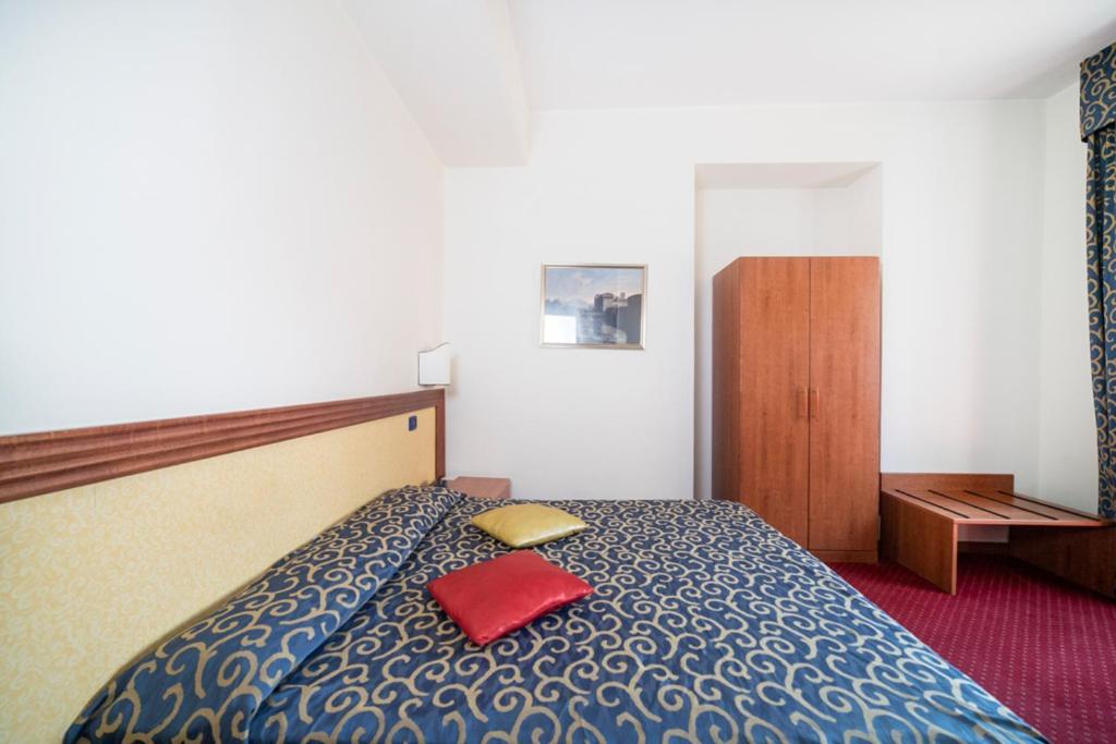 מונטפיאסקונה Hotel Italia & Lombardi מראה חיצוני תמונה