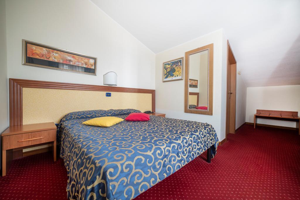 מונטפיאסקונה Hotel Italia & Lombardi מראה חיצוני תמונה