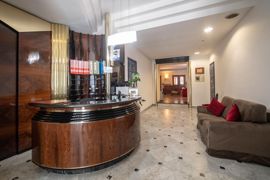 מונטפיאסקונה Hotel Italia & Lombardi מראה חיצוני תמונה