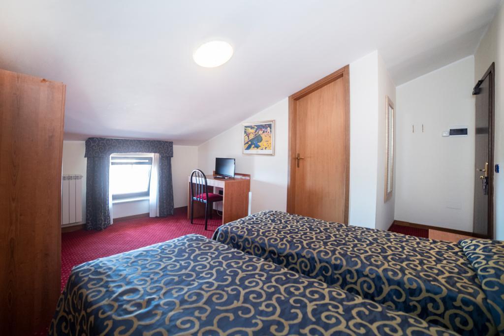 מונטפיאסקונה Hotel Italia & Lombardi מראה חיצוני תמונה