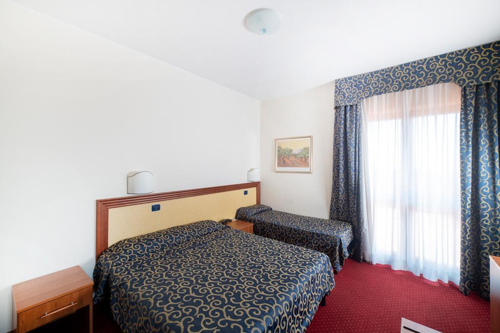 מונטפיאסקונה Hotel Italia & Lombardi מראה חיצוני תמונה