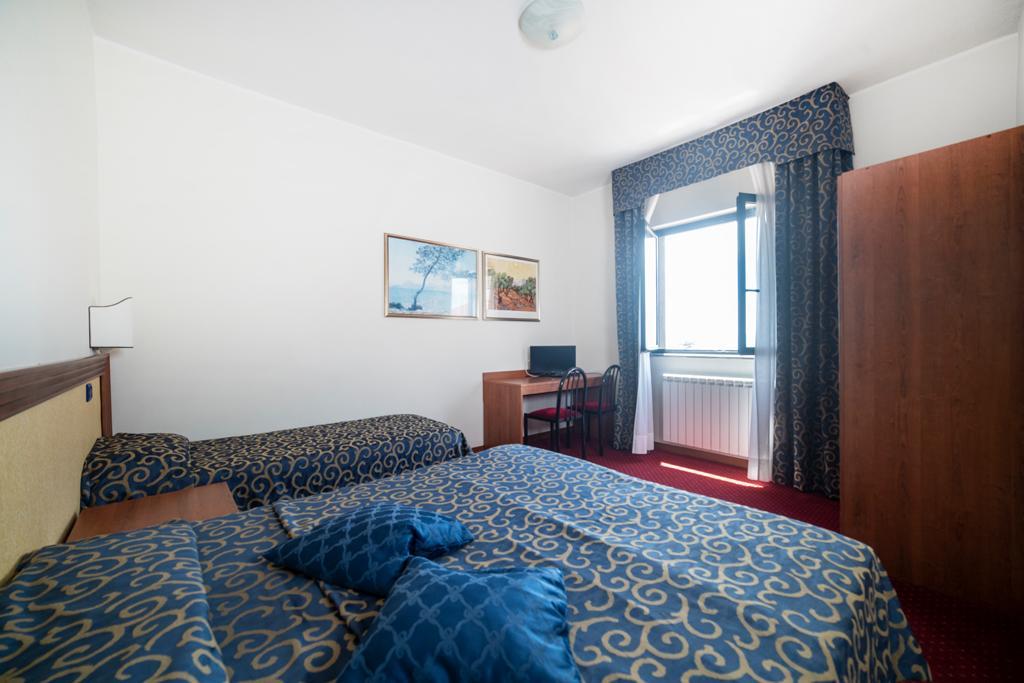 מונטפיאסקונה Hotel Italia & Lombardi מראה חיצוני תמונה