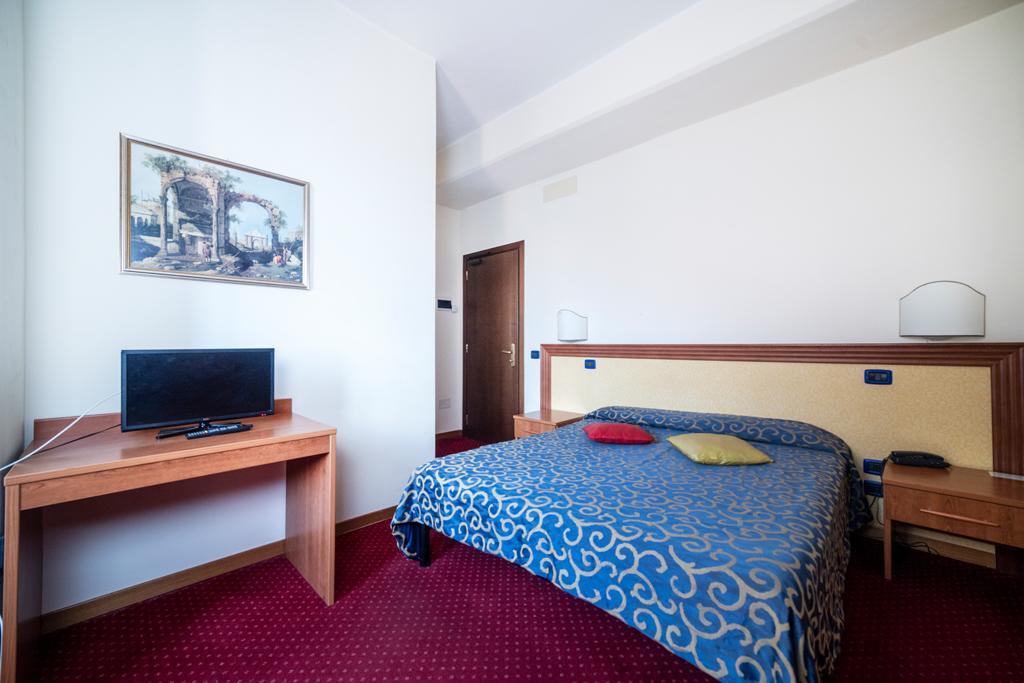 מונטפיאסקונה Hotel Italia & Lombardi מראה חיצוני תמונה