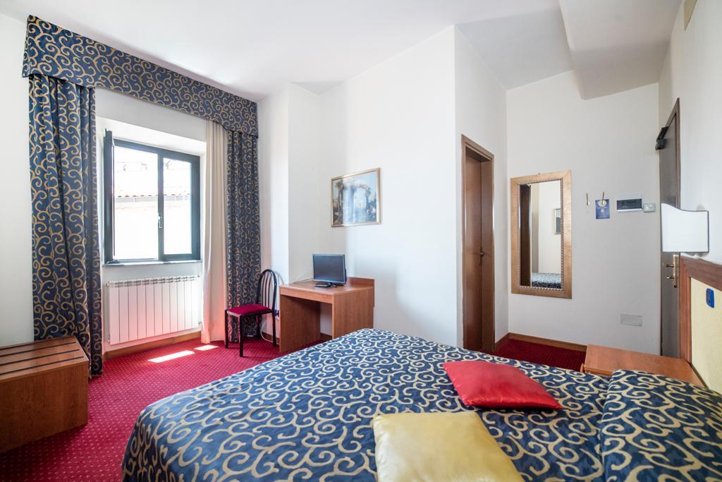 מונטפיאסקונה Hotel Italia & Lombardi מראה חיצוני תמונה