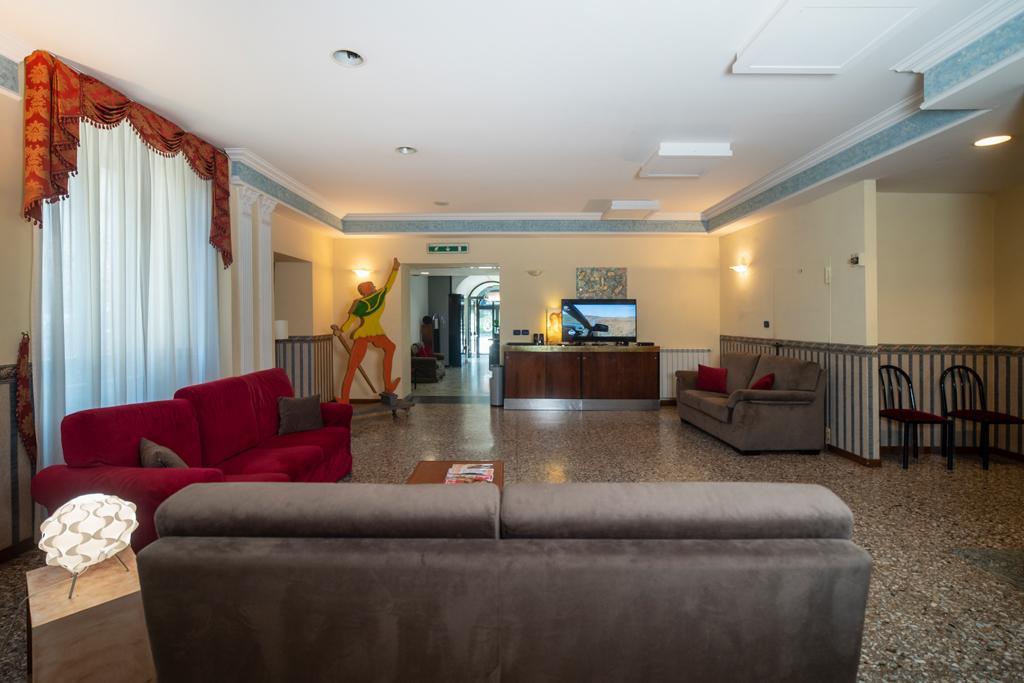 מונטפיאסקונה Hotel Italia & Lombardi מראה חיצוני תמונה