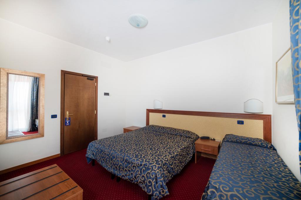 מונטפיאסקונה Hotel Italia & Lombardi מראה חיצוני תמונה