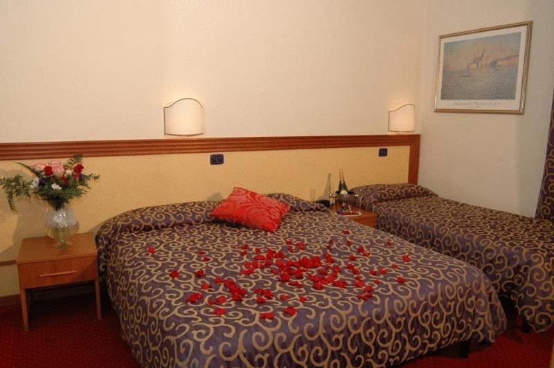 מונטפיאסקונה Hotel Italia & Lombardi מראה חיצוני תמונה